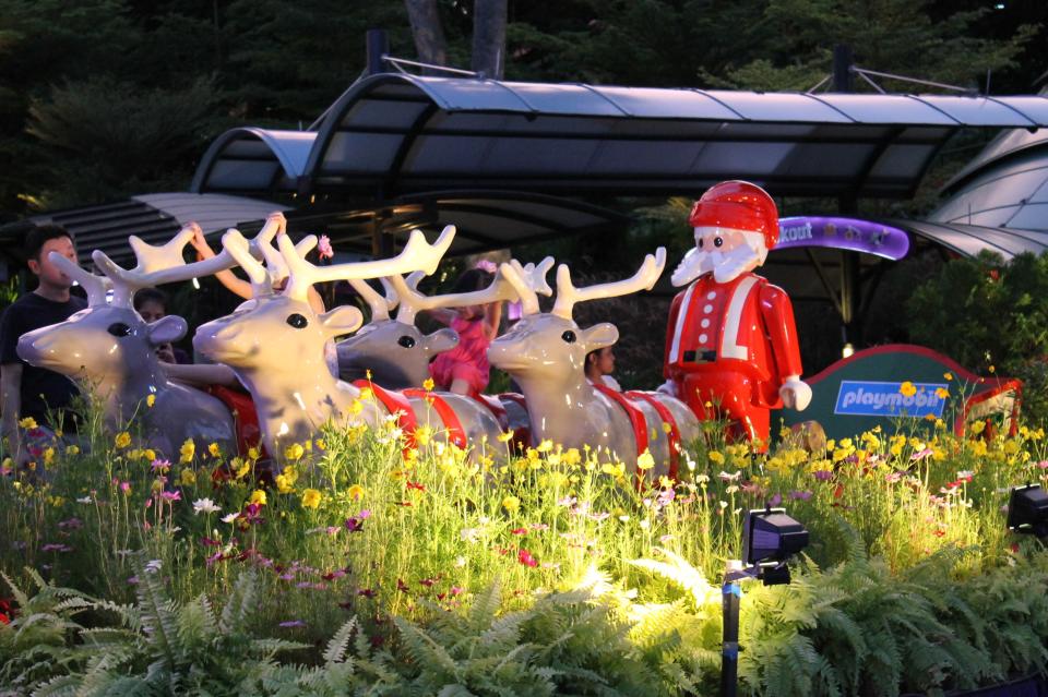 Sentosa – PLAYMOBIL Christmas Tree & Life-Size PLAYMOBIL figurines of Santa and his reindeers