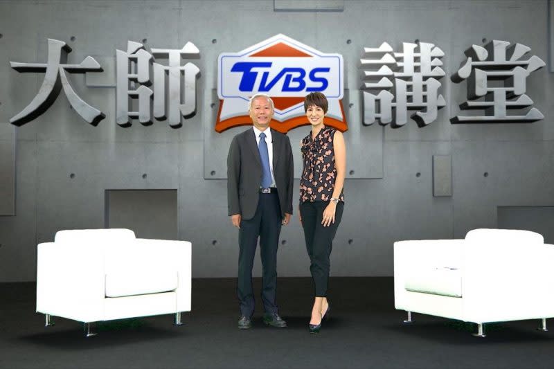 《TVBS大師講堂》邀請中研院士陳培哲針對疫苗相關熱話題進行對談，右為主持人夏嘉璐。（TVBS提供）