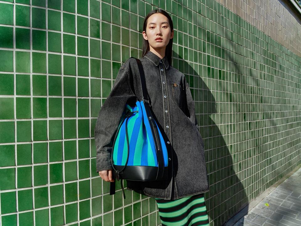 CHARLES & KEITH x Short Sentence的「RIDING ON A BREEZY DAY」自在穿行系列。藍綠撞色條紋大水桶包NT$4,490（CHARLES & KEITH提供）