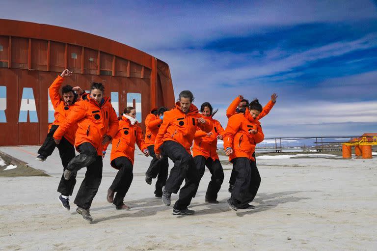 Bailar bajo cero, con un escenografía impactante, el piso de hielo y un vestuario atípico, parte de una experiencia absolutamente extraordinaria