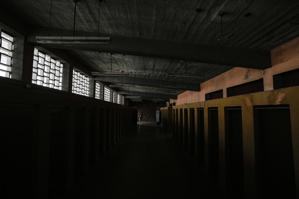 Vista del vestuario de mujeres del Estadio Nacional, que fue utilizado como prisión y lugar de tortura durante la dictadura del general Augusto Pinochet en Santiago, Chile, el sábado 2 de septiembre de 2023. (AP Foto/Esteban Felix)