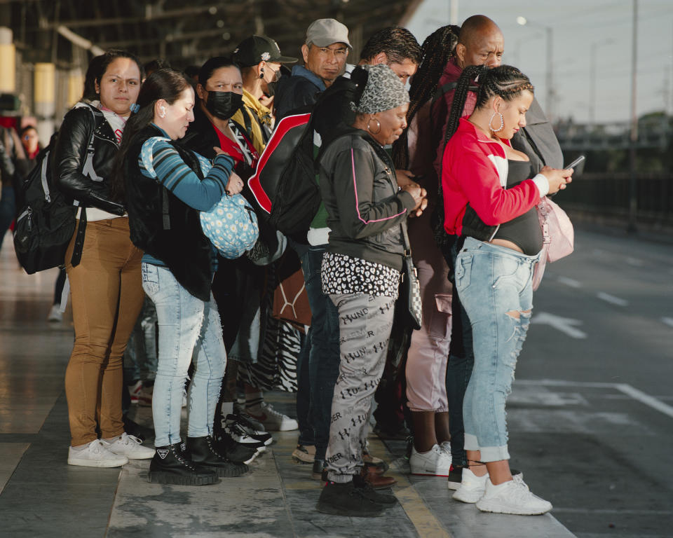 Viajeros esperan un autobús en El Tunal, una de las estaciones más concurridas de Bogotá, Colombia, el 11 de abril de 2023. (Felipe Romero Beltrán/The New York Times).