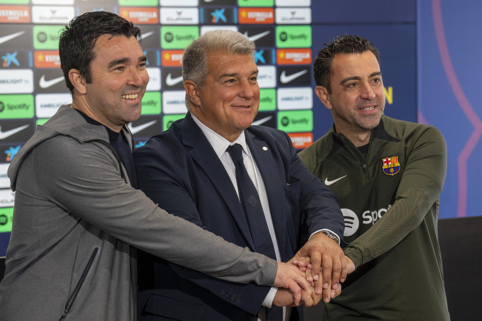 El técnico del Barcelona Xavi Hernández (derecha), el presidente Joan Laporta (centro) y el director deportivo Deco durante una rueda de prensa, el jueves 25 de abril de 2024. (AP Foto/Emilio Morenatti)