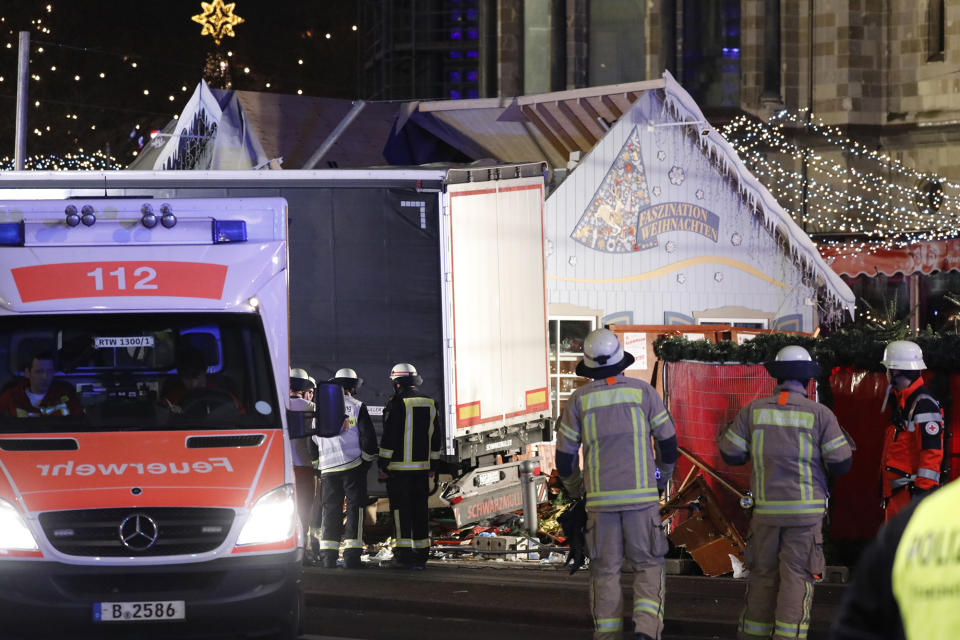 Bomberos trabajan en el mercado de Berlín atacado.