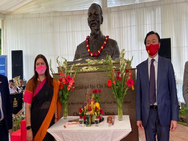 Minister of State for External Affairs and Culture Meenakashi Lekhi and ambassador of Vietnam to India Pham Sanh Chau at the unveiling of President Ho Chi Minh's bust in New Delhi. (ANI)