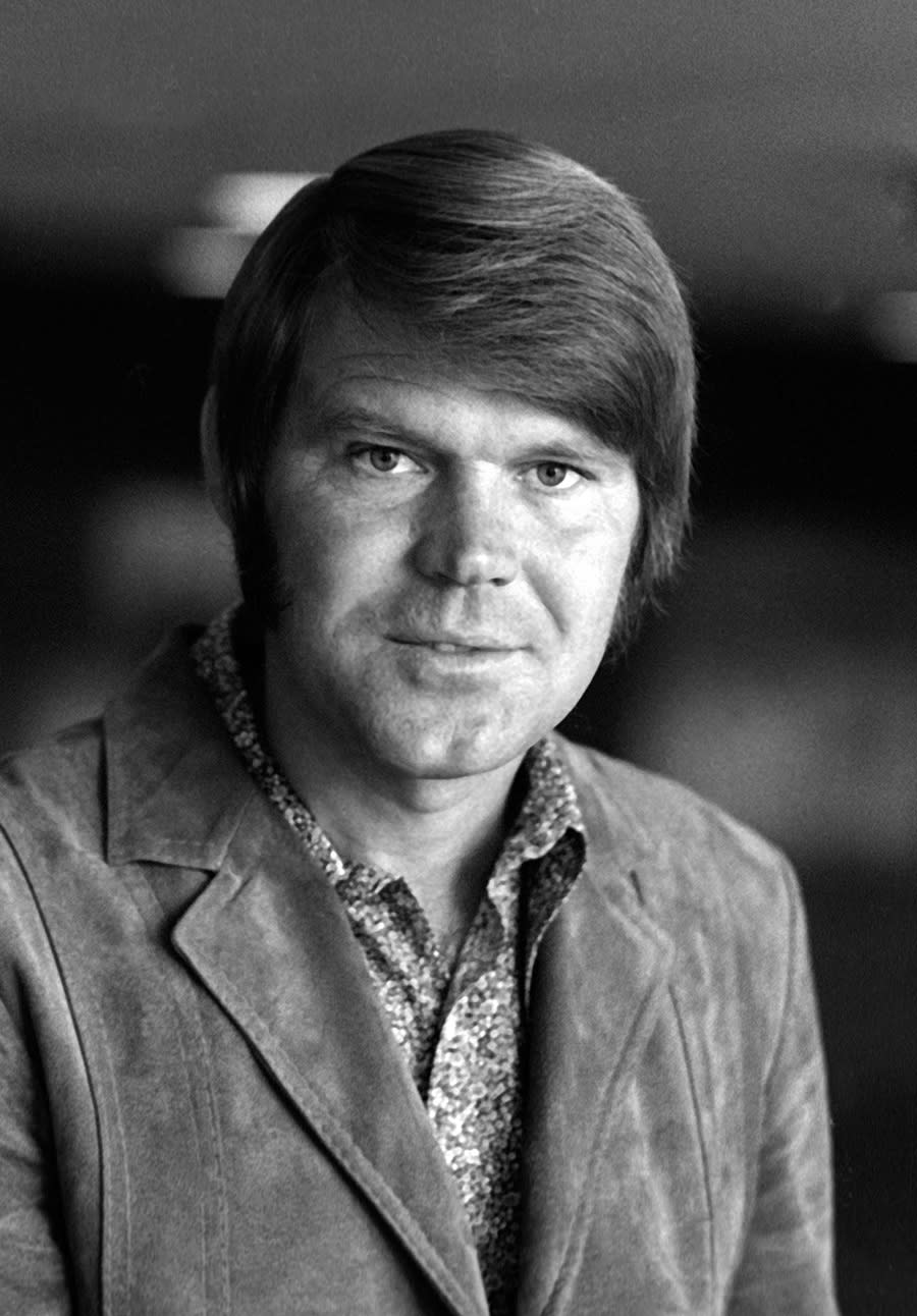 Glen Campbell attends the rehearsals for 43rd Annual Academy Awards on April 14, 1971 at the Dorothy Chandler Pavilion in Los Angeles.