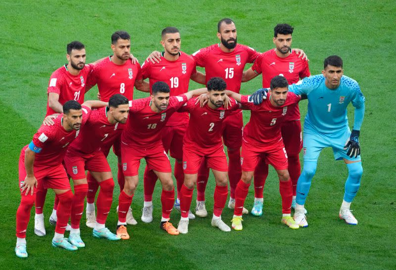 ▲伊朗足球代表隊全隊在卡達首都杜哈，公開表達對伊朗示威者的支持，也讓人權爭議進一步延燒到世界盃。（圖／美聯社／達志影像）
