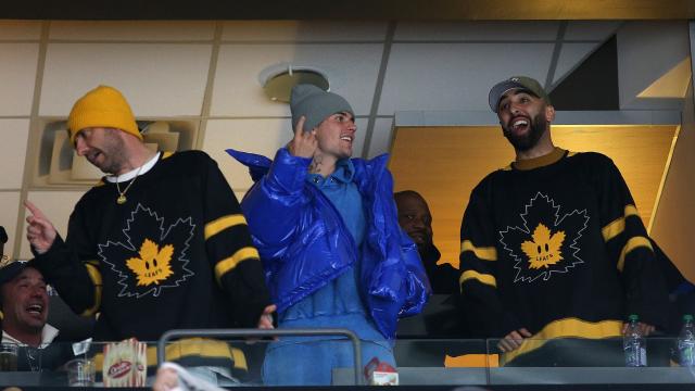 Justin Bieber Was Booed During An LA Hockey Game After Flashing His Leafs  Jersey - Narcity