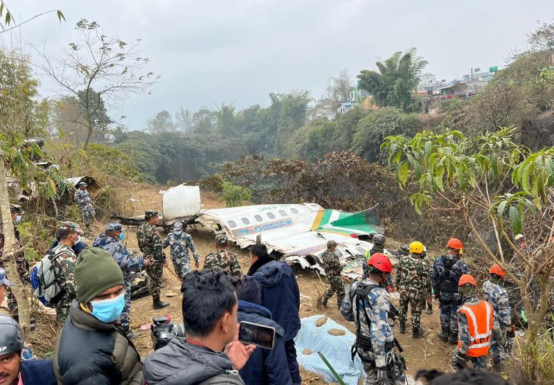 Equipos de rescate trabajan para recuperar cuerpos de los restos del accidente de un avión operado por Yeti Airlines, en Pokhara