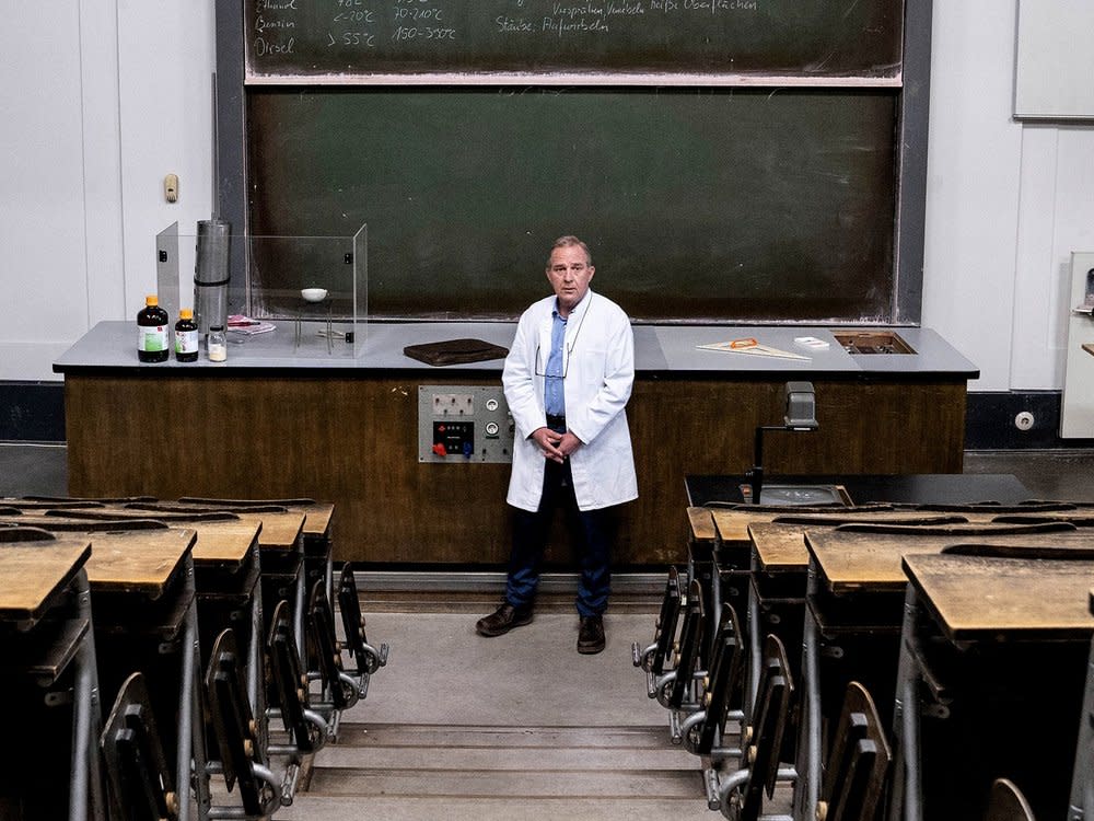 "Tatort: Finsternis": Uwe Preuss als Dozent Ulrich Gombrecht. (Bild: HR/Degeto/Bettina Mueller)