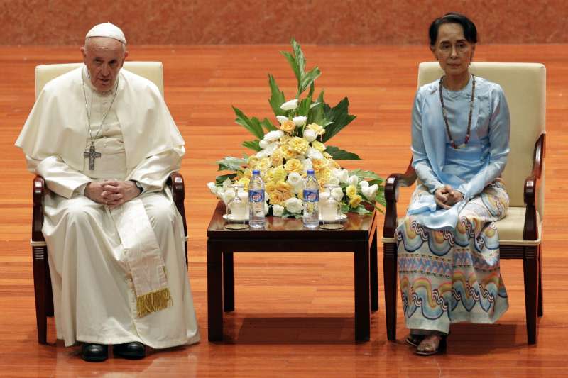 教宗方濟各訪問緬甸，會見緬甸實質領導人翁山蘇姬。（美聯社）