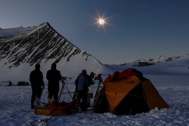 <p>Lors de l'éclipse solaire totale, en Antarctique, le 4 décembre 2021.</p>