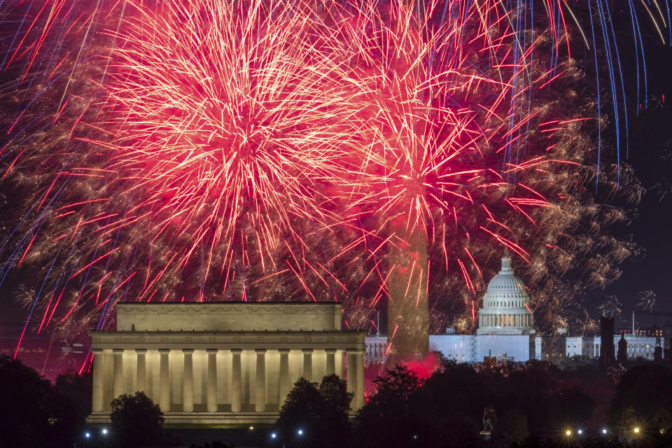 ARCHIVO - Fuegos artificiales en el National Mall sobre el Monumento a Lincoln, en el Monumento a Washington, durante las celebraciones por el Día de la Independencia, en Washington, el lunes 4 de julio de 2022. (AP Foto/J. David Ake, Archivo)