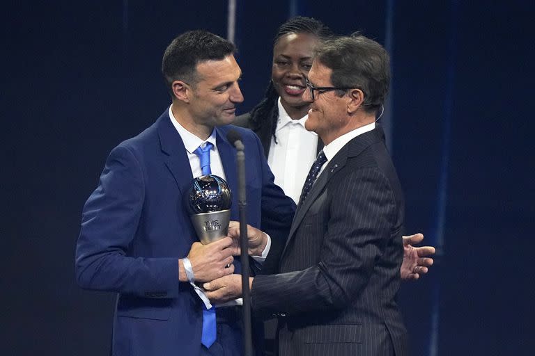Lionel Scaloni recibe el premio de las manos del reconocido entrenador Fabio Capello, otra gloria del deporte más popular