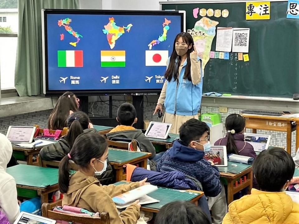 白雲國小教師林珈卉運用觸控大屏與學習載具，落實智慧校園校訂課程。（新北市教育局提供）