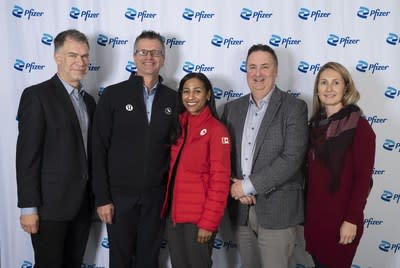 Le Comité paralympique canadien et Pfizer Canada ont renouvelé leur partenariat jusqu'en 2025. De gauche à droite : Dean Brokop, directeur, Fondation paralympique du Canada;  François Robert, directeur exécutif, Partenariats, Comité paralympique canadien;  Najah Sampson, présidente, Pfizer Canada;  Vincent Lamoureux, directeur, santé mondiale et impact social, Pfizer Canada;  Karine Grand'Maison, Vice-présidente, Accès et relations gouvernementales, Pfizer Canada (Groupe CNW/Comité paralympique canadien (commandites))