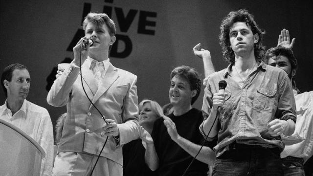 Bob Geldof, cantante de The Boomtown Rats y creador de Live Aid, junto a David Bowie, Paul McCartney y Eric Clapton
