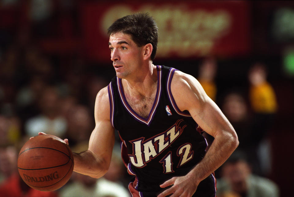 John Stockton del Utah Jazz durante un partido de la NBA ante Los Angeles Lakers en el Great Western Forum en Los Angeles, CA. (Foto de Matt A. Brown/Icon Sportswire via Getty Images)