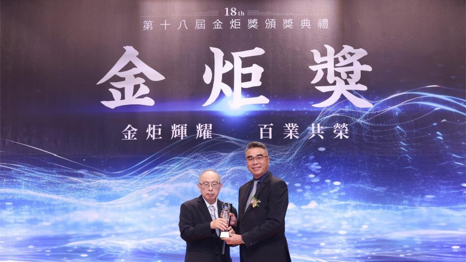 和運租車副總經理黃國輝(右)代表出席第十八屆金炬獎頒獎典禮(2024/6/21)，接受年度十大績優企業獎項之表揚。(圖片提供：和泰)
