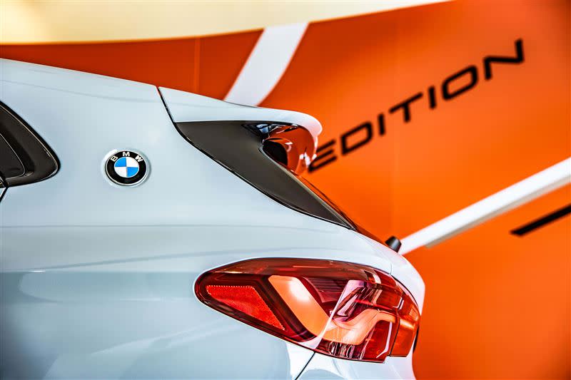 全新BMW X2透過C柱上的BMW飾徽向傳奇致敬。（圖／BMW提供）