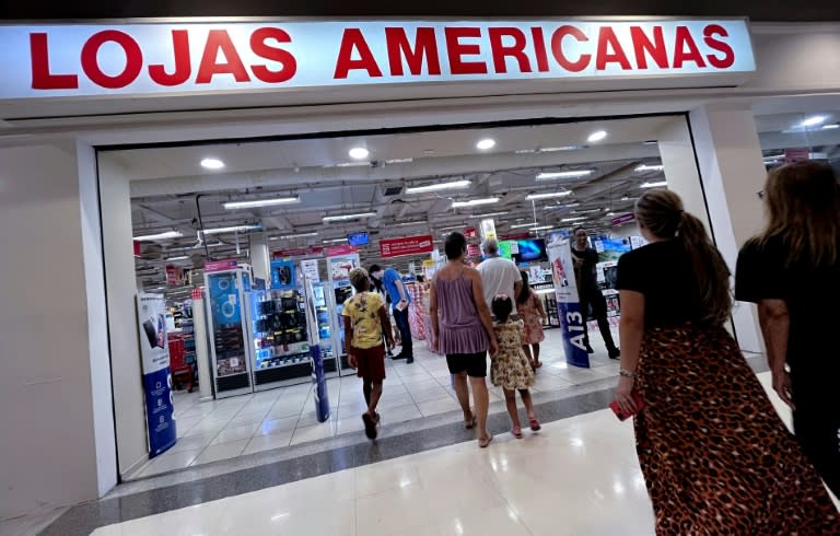 Unos clientes acceden a una tienda del gigante de distribución brasileño Lojas Americanas en un centro comercial en Río de Janeiro el 29 de enero de 2023 (Mauro Pimentel)