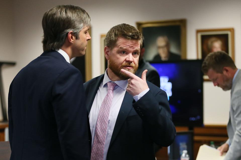 Mark Bankston, lawyer for Neil Heslin and Scarlett Lewis, right, and Andino Reynal, lawyer for Alex Jones, get into a disagreement at the end of the second day of Jones' trial Wednesday.