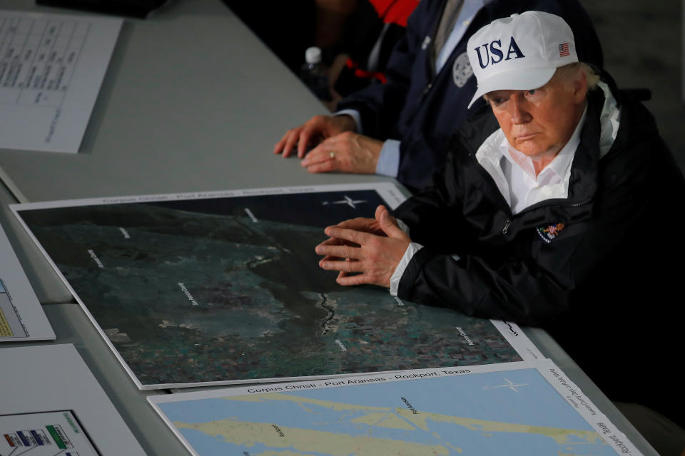 (FOTOS) Donald Trump visita la zona afectada por la tormenta Harvey en Texas