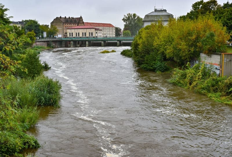 The German-Polish border river Neisse in the city centre of Guben. The water levels in the Neisse, Oder and Elbe continue to rise. In Poland, the Czech Republic and Austria, the situation is already taking a dramatic turn. Flooding may occur on some rivers in Brandenburg in the coming days. The Staatsambt für Umwelt (LfU) expects drastically rising water levels on the Oder in the coming days. Patrick Pleul/dpa