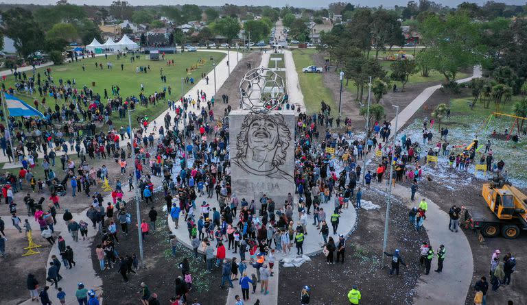 El imponente monumento mide más de 10 metros y es el más grande del país