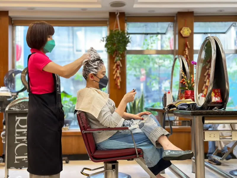▲在台北開業超過40年的老牌美容院亞禮亞詩，仍保有給客人坐著洗頭的服務，吸引外國旅客特別前來體驗台式特色。（圖／記者李詠平攝）