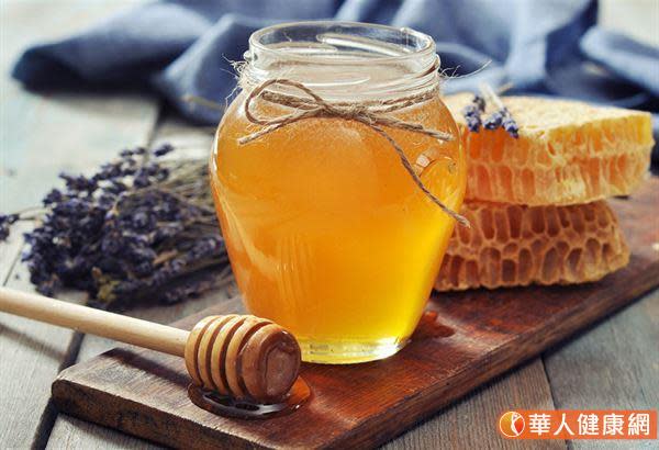 蜂蜜雖然蜂蜜含有抗氧化的類黃酮，能減緩過敏，但其中也含有蘋果酸、檸檬酸等酸成分，雖然有助代謝角質，但可能因此刺激某些極敏感性肌膚的人，造成反效果。