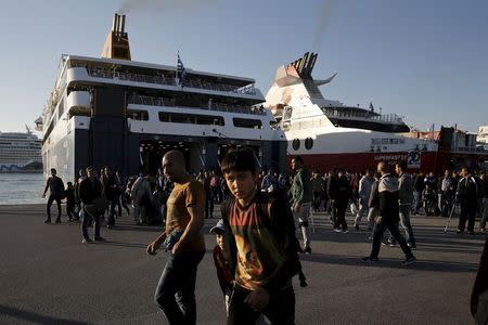 Refugees and migrants arrive by the Blue Star Patmos passenger ferry from the island of Lesbos at the port of Piraeus, near Athens, Greece, October 14, 2015. REUTERS/Alkis Konstantinidis
