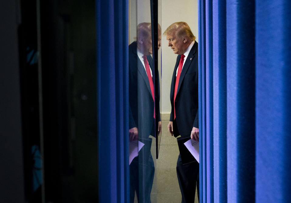 El presidente Donald Trump entra a la sala de reuniones informativas de la Casa Blanca en Washington, el jueves 2 de julio de 2020. (Doug Mills/The New York Times)
