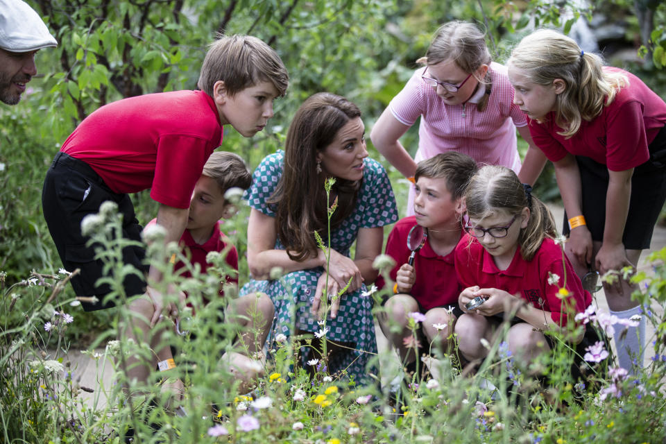 LONDON, ENGLAND - JULY 01: Catherine, Duchess of Cambridge visits the Hampton Court Flower Festival with children from Hampton Hill junior school at Hampton Court Palace on July 1, 2019 in London, England. The Duchess visits her Back to Nature Garden at Hampton Court Palace Garden Festival that she co designed with Andrée Davies and Adam White (Photo by Heathcliff O'Malley - WPA Pool/Getty Images)