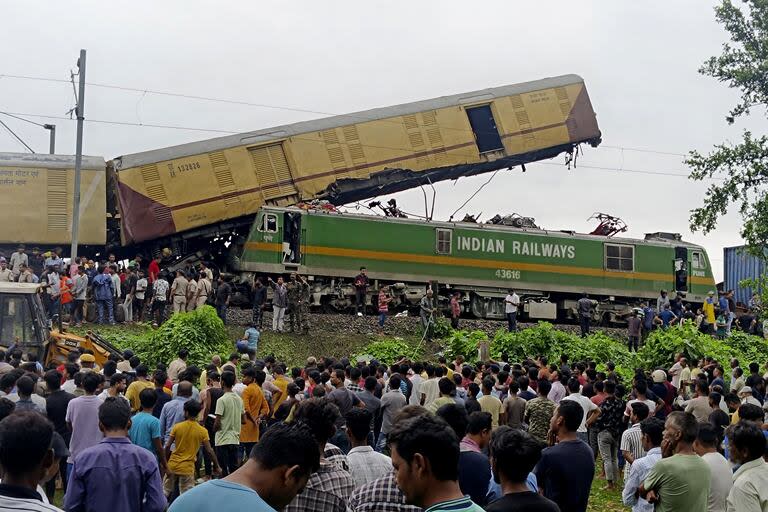 Impactante choque de trenes en India: al menos ocho muertos y decenas de heridos