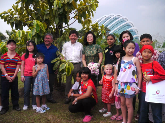 Guest-of-honour, Minister of National Development Khaw Boon Wan joins the children invited to the event in a group shot. (Yahoo! photo/ Deborah Choo)