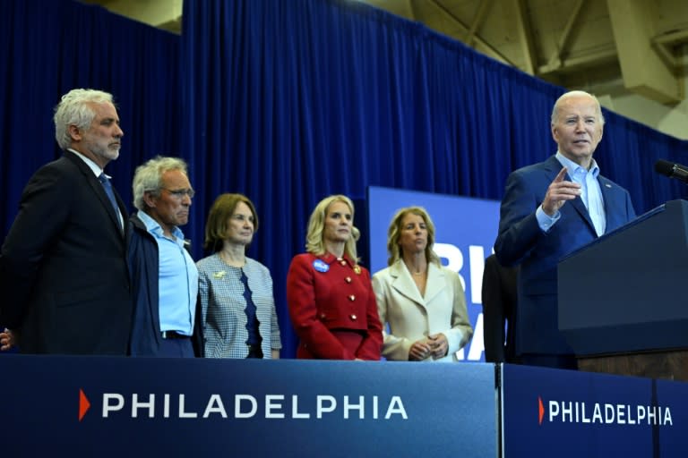 Le président américain Joe Biden (d) lors d'un meeting de campagne en présence des membres de la famille Kennedy, le 18 avril 2024 à Philadelphie, en Pennsylvanie (ANDREW CABALLERO-REYNOLDS)