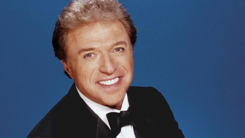 PHOTO: Singer Steve Lawrence poses for a portrait in 1990 in Los Angeles. (Harry Langdon/Getty Images)