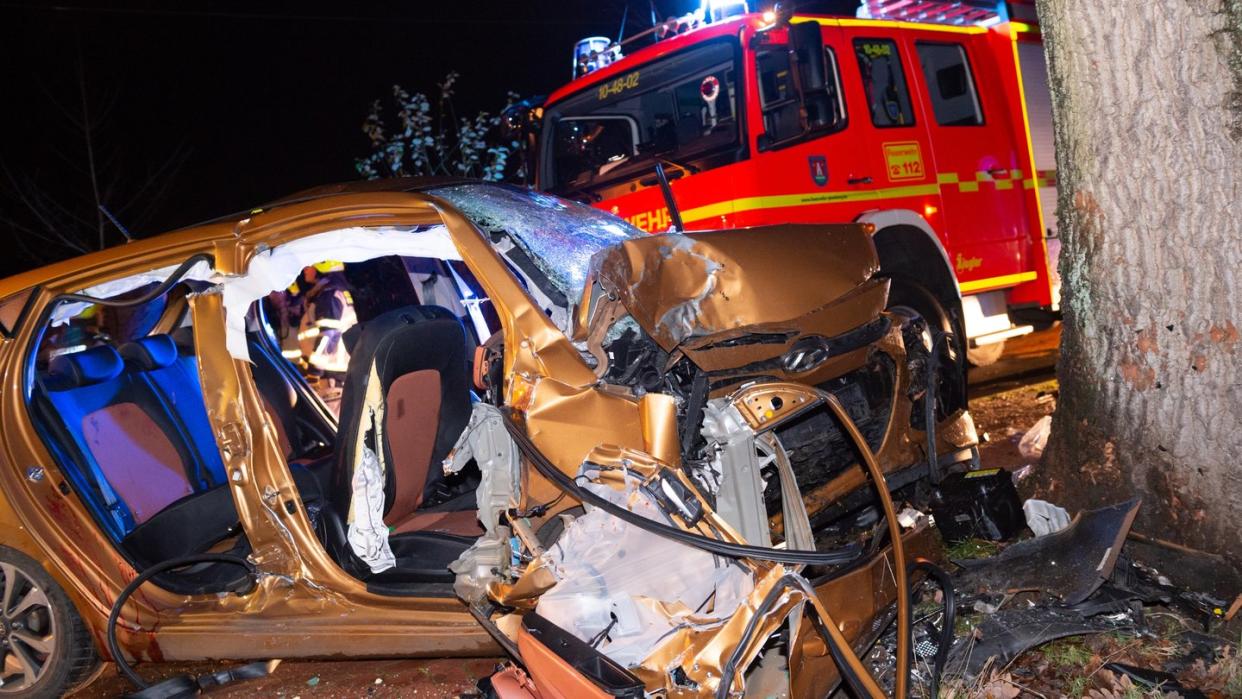 Das zerstörte Fahrzeug am Unfallort.