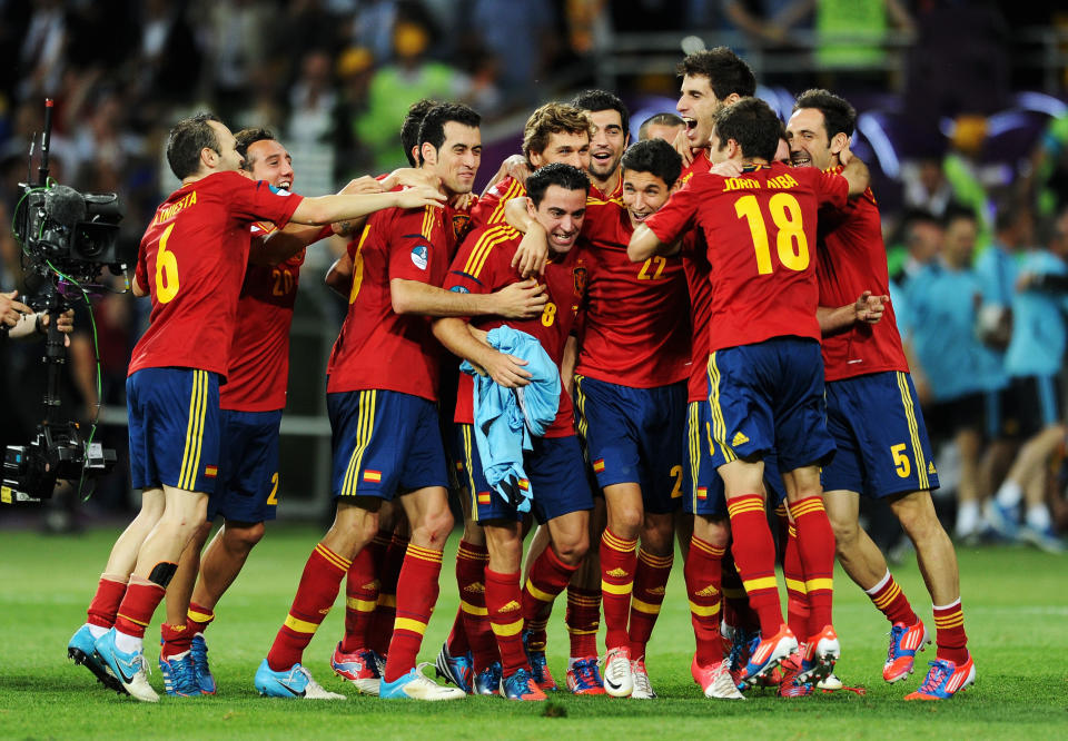 Spain players celebrate victory after the UEFA EURO 2012 final match between Spain and Italy at the Olympic Stadium on July 1, 2012 in Kiev, Ukraine. (Photo by Jasper Juinen/Getty Images)