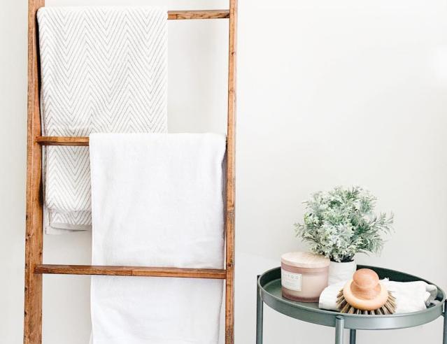 22 DIY Towel Rack Ideas to Customize Your Bathroom