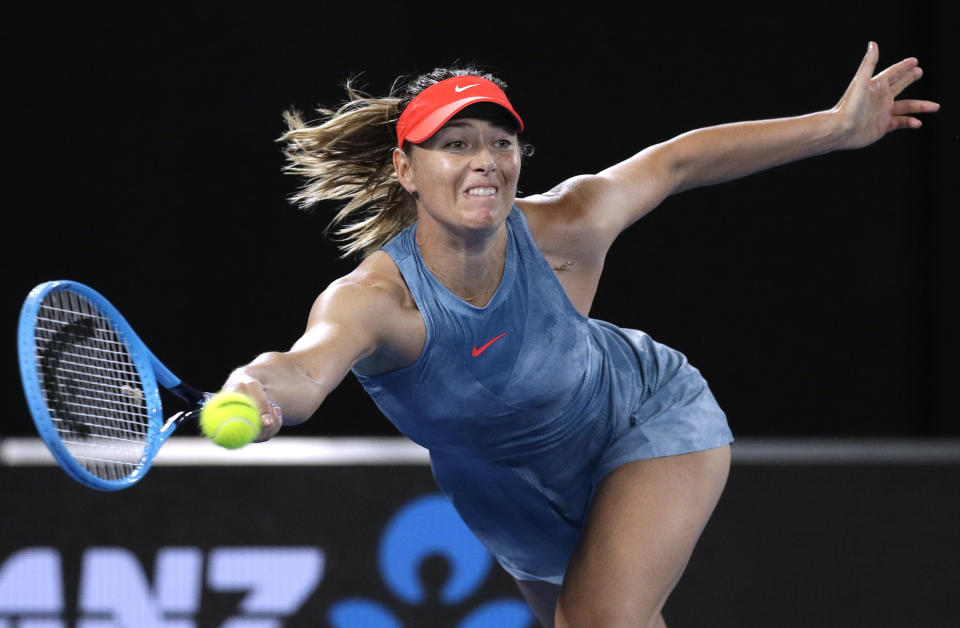 La rusa Maria Sharapova devuelve de derecha a la danesa Caroline Wozniacki durante su juego de tercera ronda del Abierto de Australia en Melbourne, Australia, el viernes 18 de enero de 2019. (AP Foto/Kin Cheung)