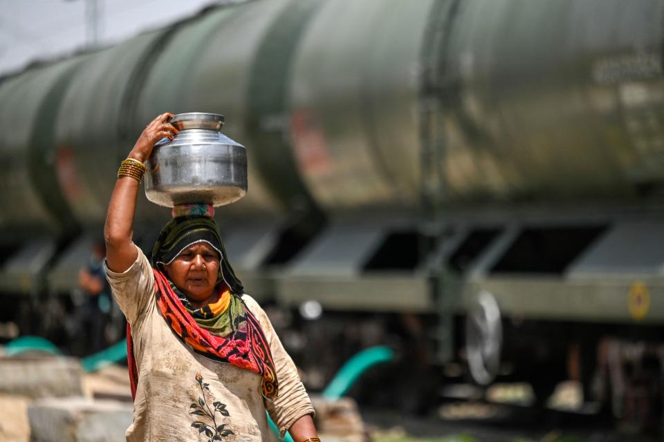 Un tren lleva agua para aliviar a la India abrasada por el calor