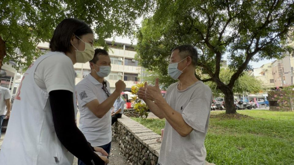 羅智強抵雲林陪子弟兵陳芳盈徒步拜票，與朱立倫共進晚餐沒所謂破冰說。（記者陳正芬攝）