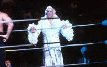 Ric Flair war weder besonders groß, noch sehr athletisch. Trotzdem wurde der "Nature Boy", der glitzernde Roben liebte und gerne mit fiesen Tricks arbeitete, zu einem der bekanntesten Wrestler aller Zeiten. Und zu einem der erfolgreichsten: Flair, der eigentlich Richard Flier heißt, gewann insgesamt 16-mal den Welt-Schwergewichts-Titel. (Bild: B Bennett/Getty Images)