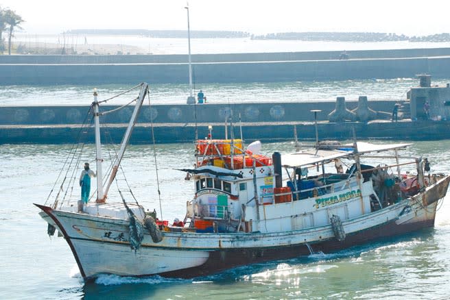 屏東東港漁界稱漁業署無理亂罰早是常態非首例，漁民抗議也無用，但願在國會殿堂披露後，官員能正視。（謝佳潾攝）