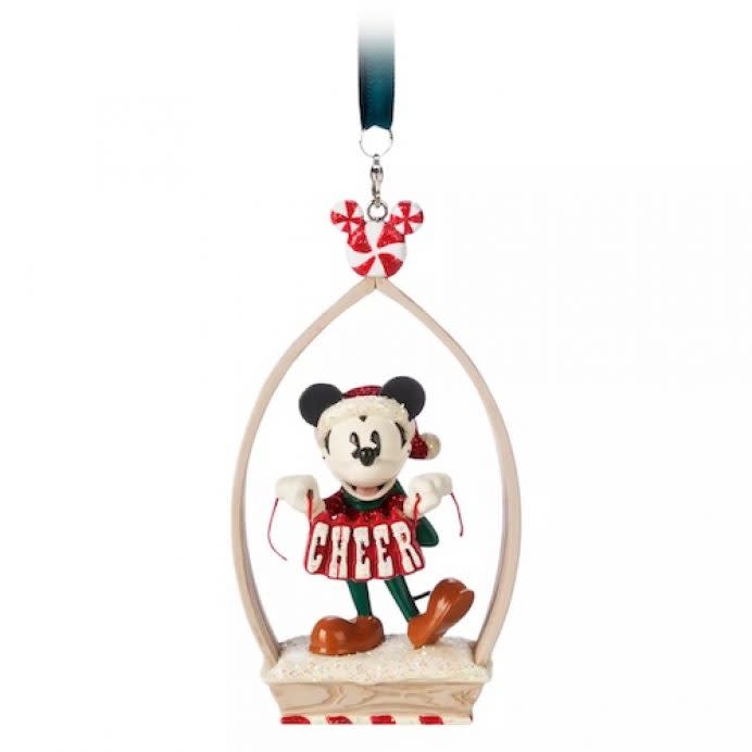 Adorno navideño de Mickey Mouse con el letrero “Cheer” para dar la bienvenida. (Foto: Disney)