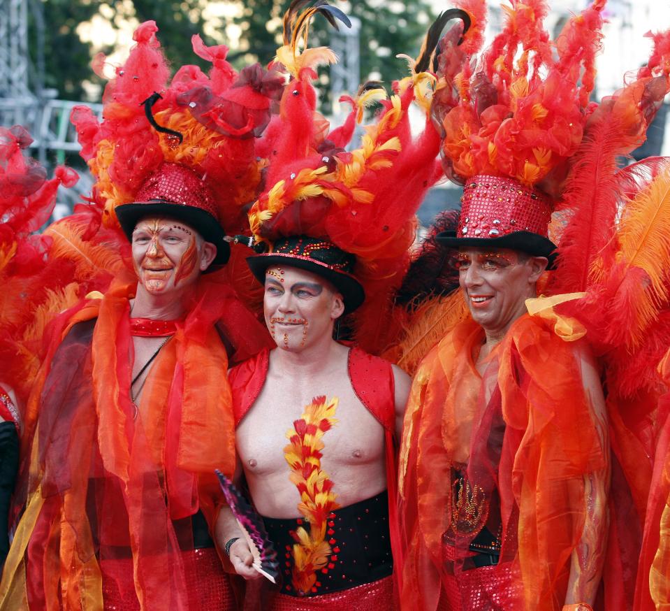 Guests in fancy costumes arrive for the opening ceremony of the 20th Life Ball in front of the city hall in Vienna, Austria, on Saturday, May 19, 2012. The Life Ball is a charity gala to raise money for people living with HIV and AIDS. (AP Photo/Ronald Zak)