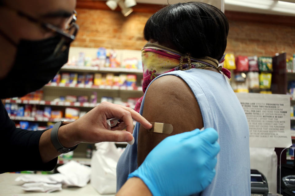 Clem Williams, de 76 años, mientras recibía una dosis de refuerzo en Durham, Carolina del Norte, este mes. (Veasey Conway/The New York Times)