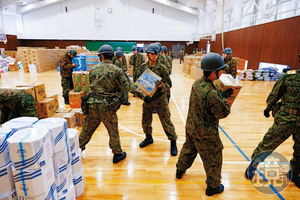珠洲市的物資集合中心，自衛隊正協助將水等物資送至災民手中。